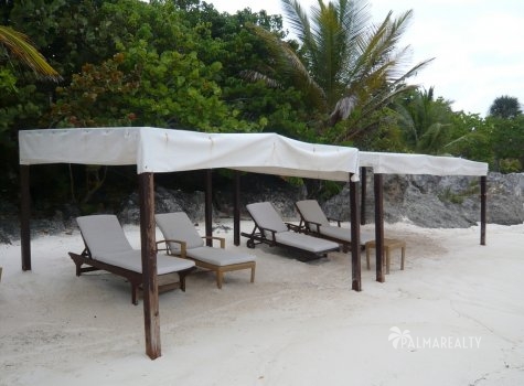 Шезлонги на пляже перед Бунгало в Калетон (Доминиканская Республика) на элитном курорте Кап Кана