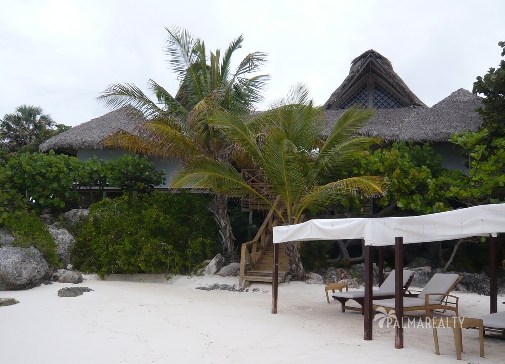 Уютный частный пляж перед Бунгало в Калетон (Доминиканская Республика) на элитном курорте Кап Кана