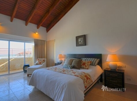 Главная спальня в апартаментах с двумя спальнями и террасой на первой линии у моря в Сотогранде (Кап Кана, Доминиканская Республика)