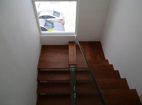 Лестница в 2-этажных апартаментах Lake Village