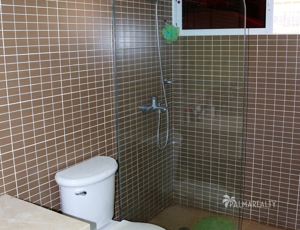 Ванная комната в зеленой спальне